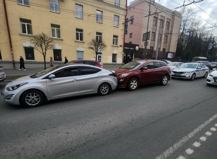 Зазевавшаяся в центре Петрозаводска автоледи всем прибавила хлопот