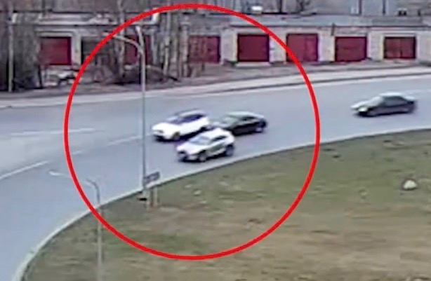 Три легковушки устроили паровозик на Кукковском кольце в Петрозаводске