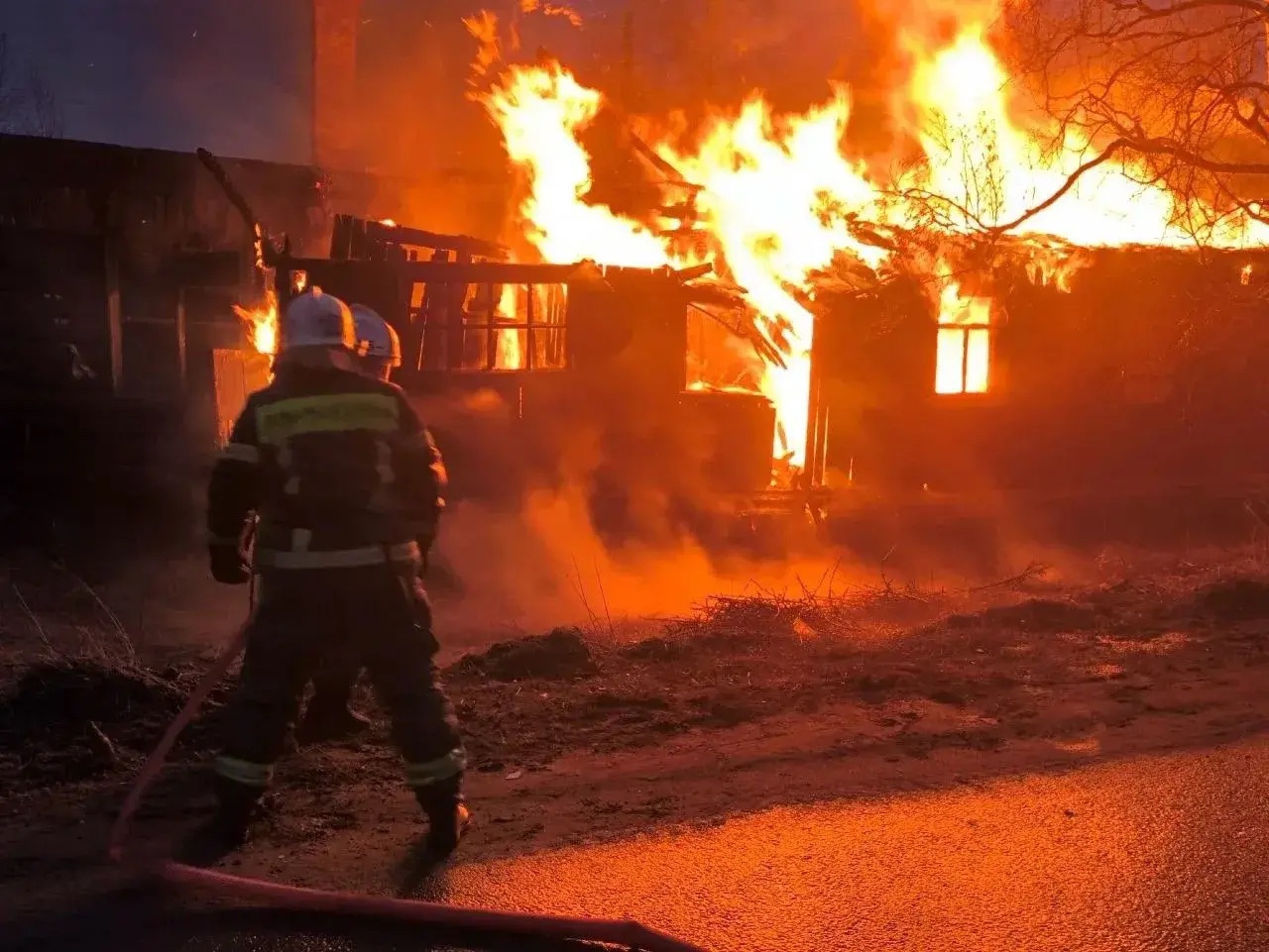 В отдаленном районе Петрозаводска 13 огнеборцев тушили пожар