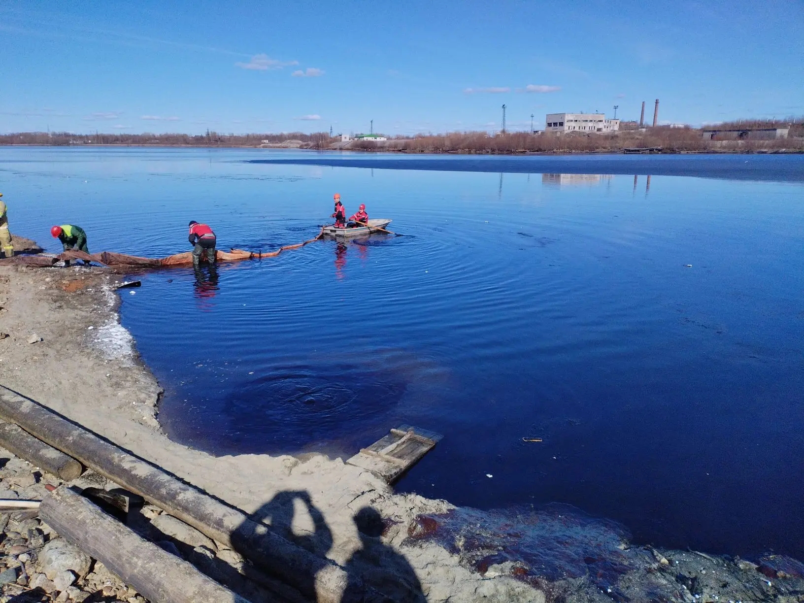 Огородили пятно таллового масла, которое попало в озеро с градообразующего предприятия Сегежи