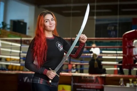 Выпускница журфака ПетрГУ стала чемпионкой мира по средневековому бою