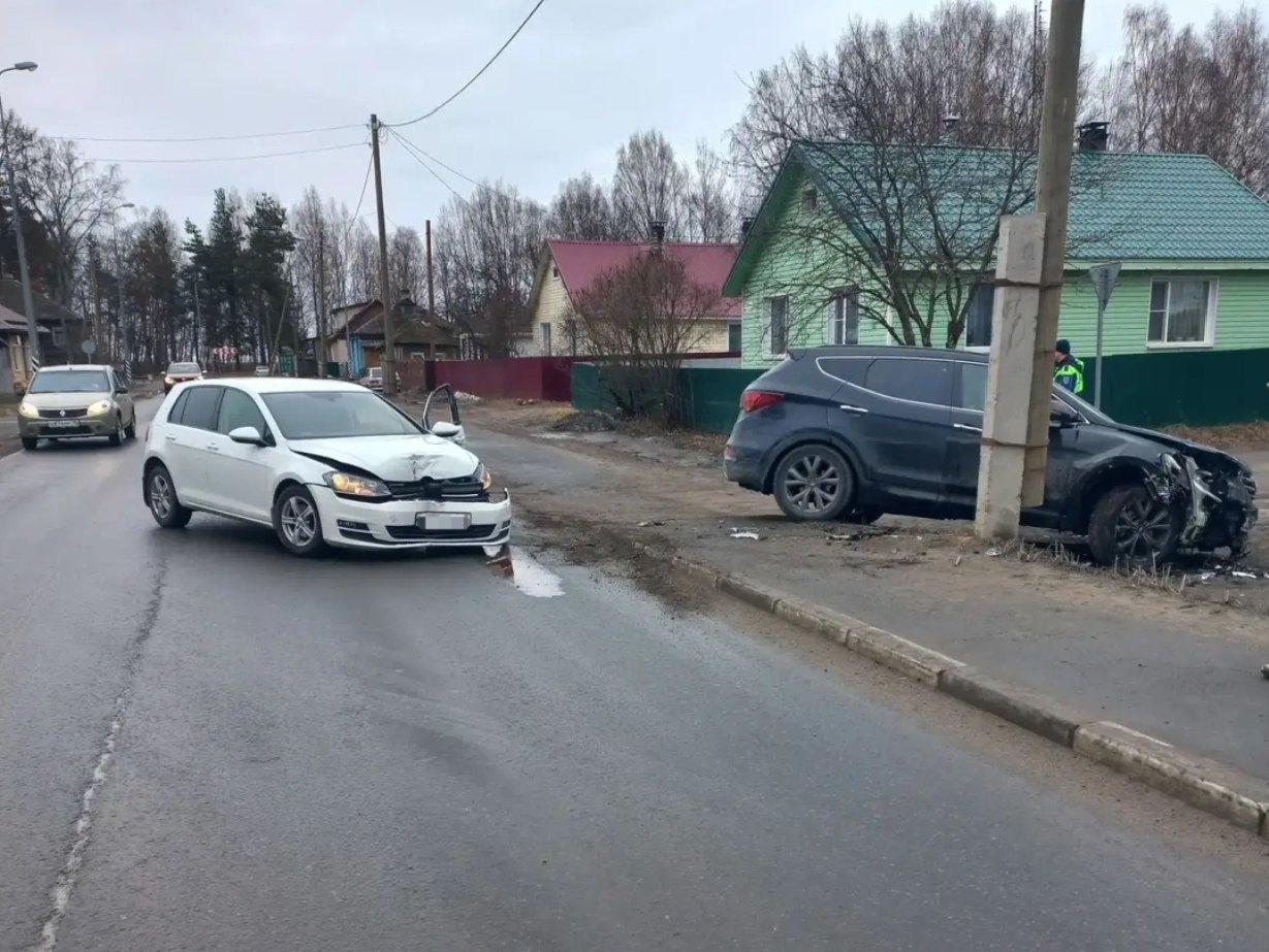 Две иномарки жёстко столкнулись в Пудоже