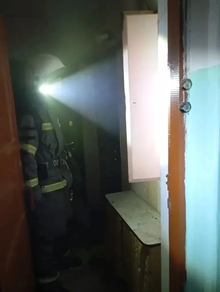 Пожарные эвакуировали мужчину из задымленной квартиры в Суоярви