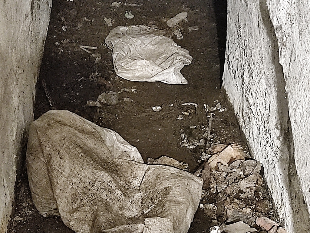 Управляющую компанию наказали за жуткое состояние подвала дома в одном из городов Карелии