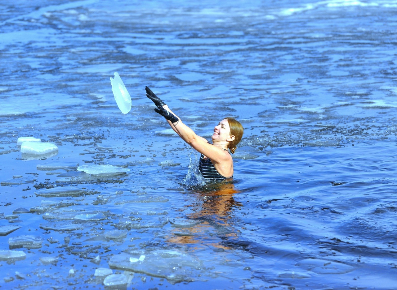 Моржи Петрозаводска устроили апрельский заплыв