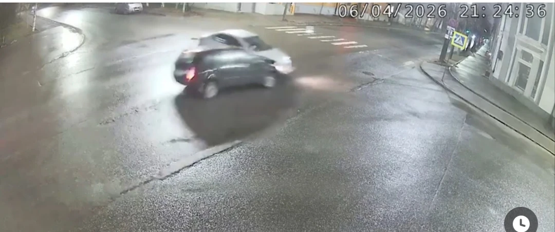 Жесткое ДТП: автомобили разбросало по сторонам на тротуары в центре Петрозаводска