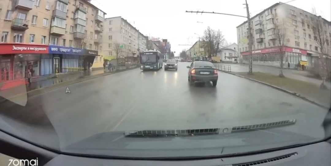 Лихач мчал по встречке в Петрозаводске, обгоняя общественный транспорт