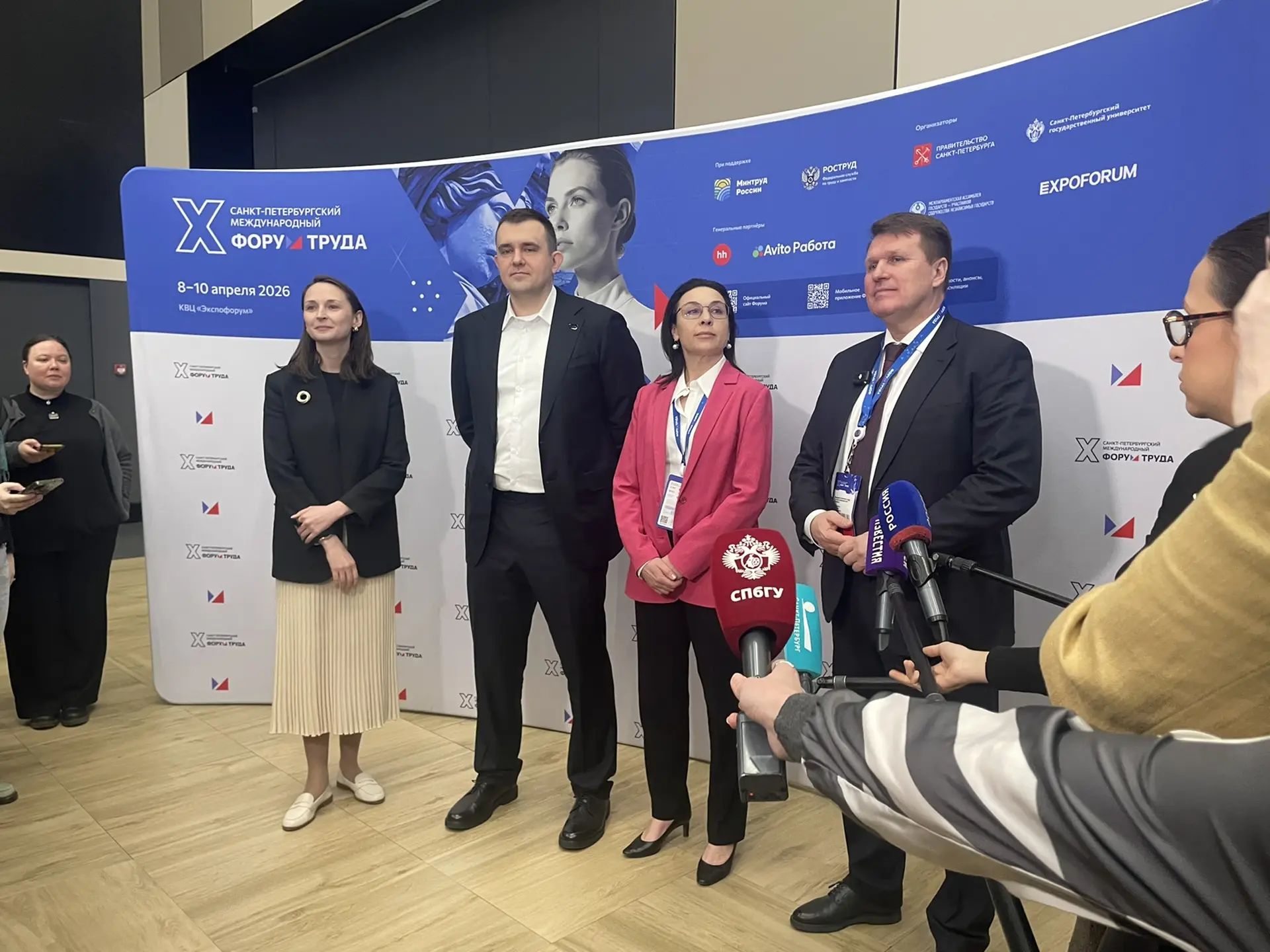 Рынок труда в России: диагноз, вызовы, прогнозы. Журналист «Карелия.Ньюс» работает на месте события