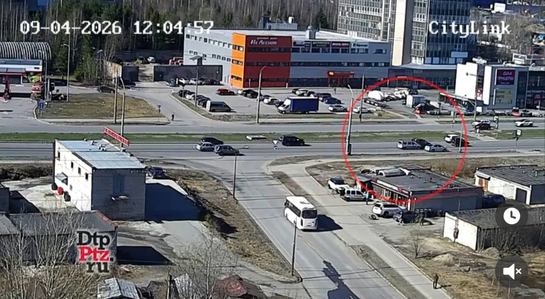 Пошел на таран: легковушка на оживленной дороге в Петрозаводске «со всей дури» врезалась в авто