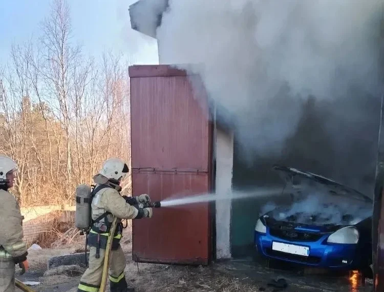 Автомобиль полностью сгорел в гараже в Беломорске