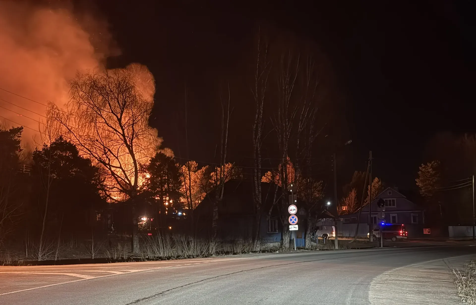 В Прионежском районе полыхает дом
