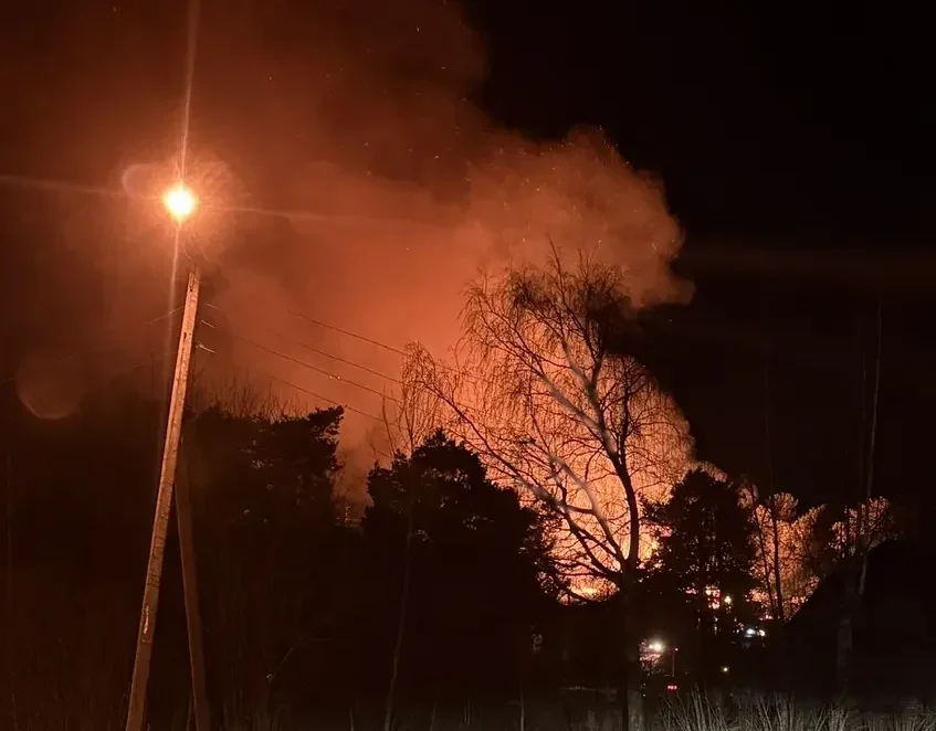 Постройка сгорела ночью в крупном районе Петрозаводска