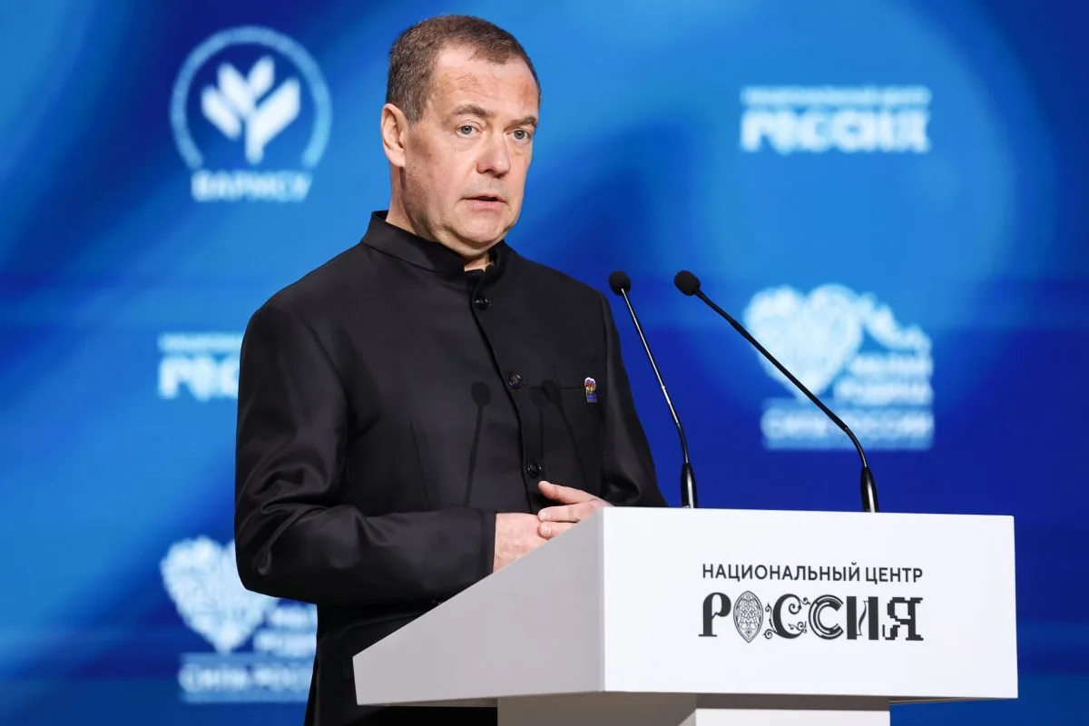 Медведев: нужно создать правовую основу для защиты муниципальных служащих