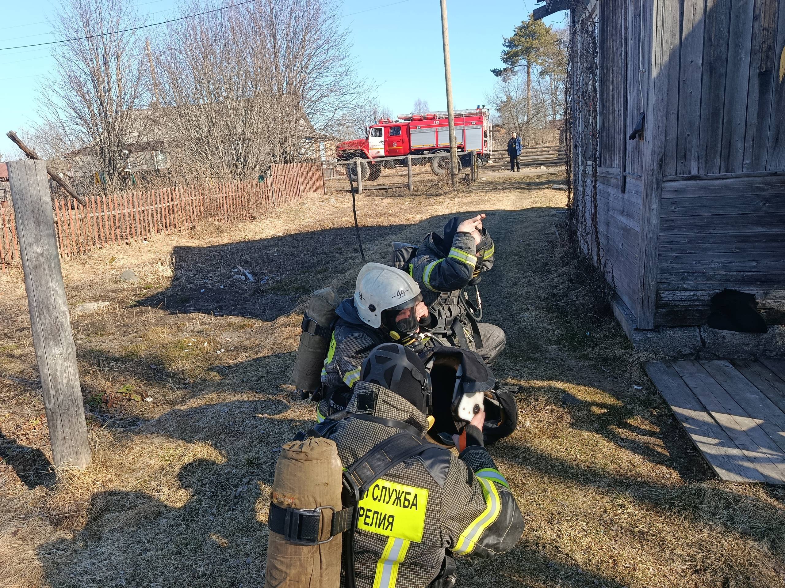 Пожарных вызвали к дымящемуся дому в поселке Поросозеро
