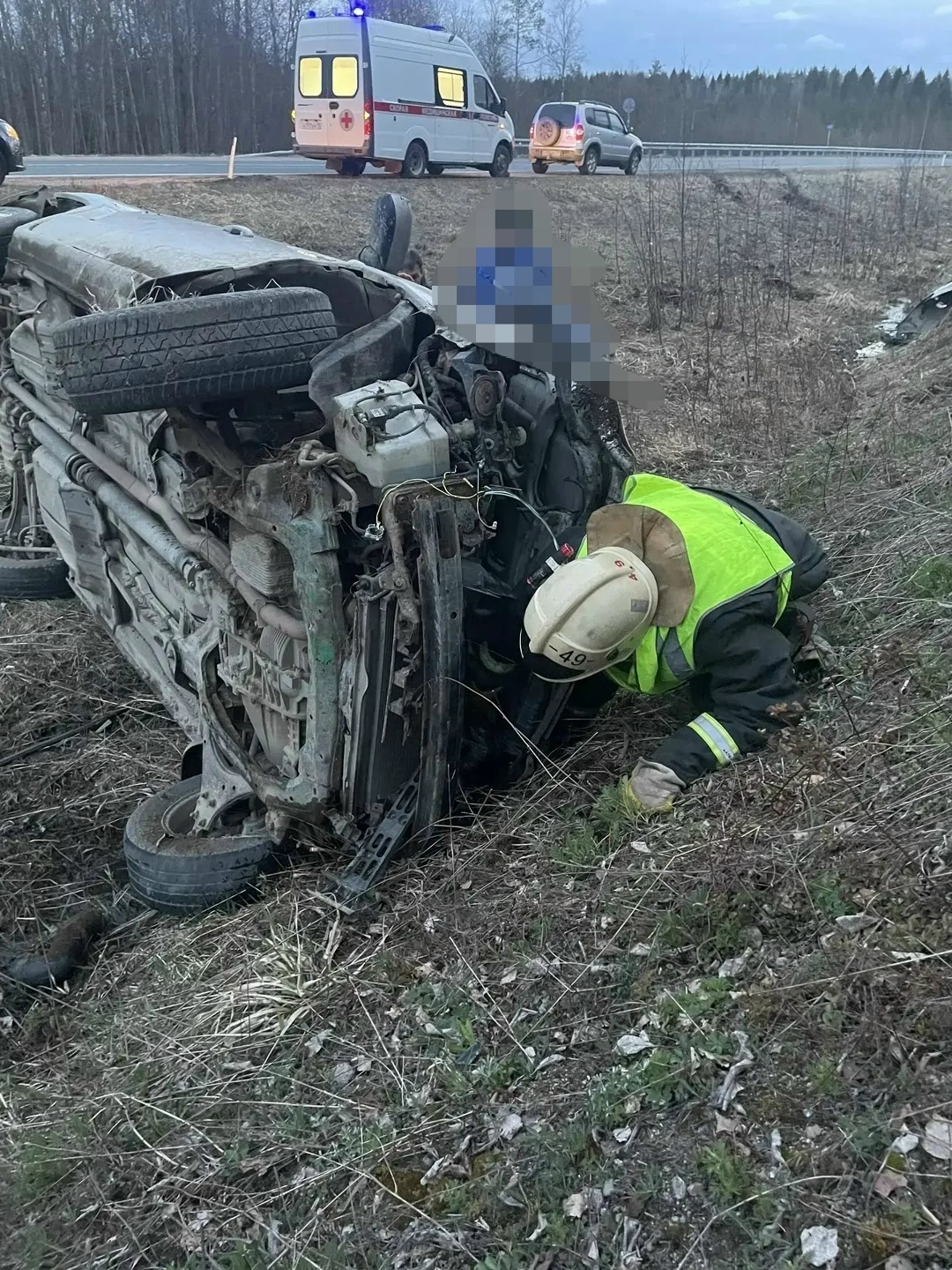 Слетевшая с трассы в Карелии иномарка в кювете легла на бок