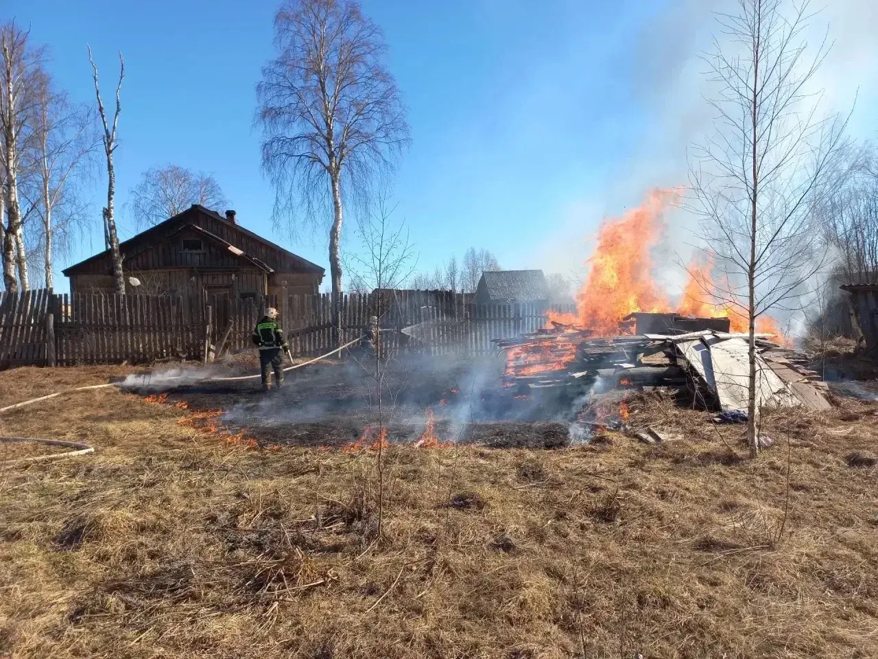 Жилые дома спасли от огня на востоке Карелии