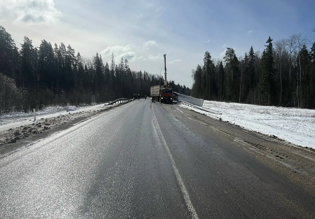 Два грузовика столкнулись на трассе «Кола» на юге Карелии