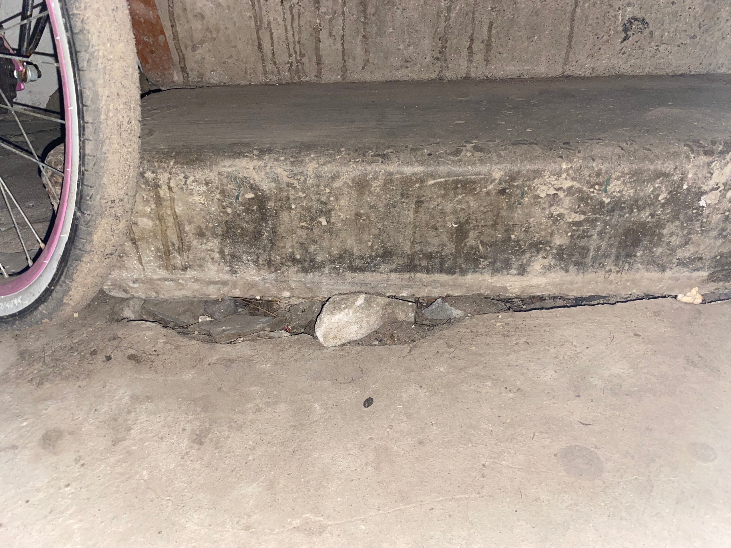 Лестница в подъезде скрипит и держится на одном камне в Пудоже