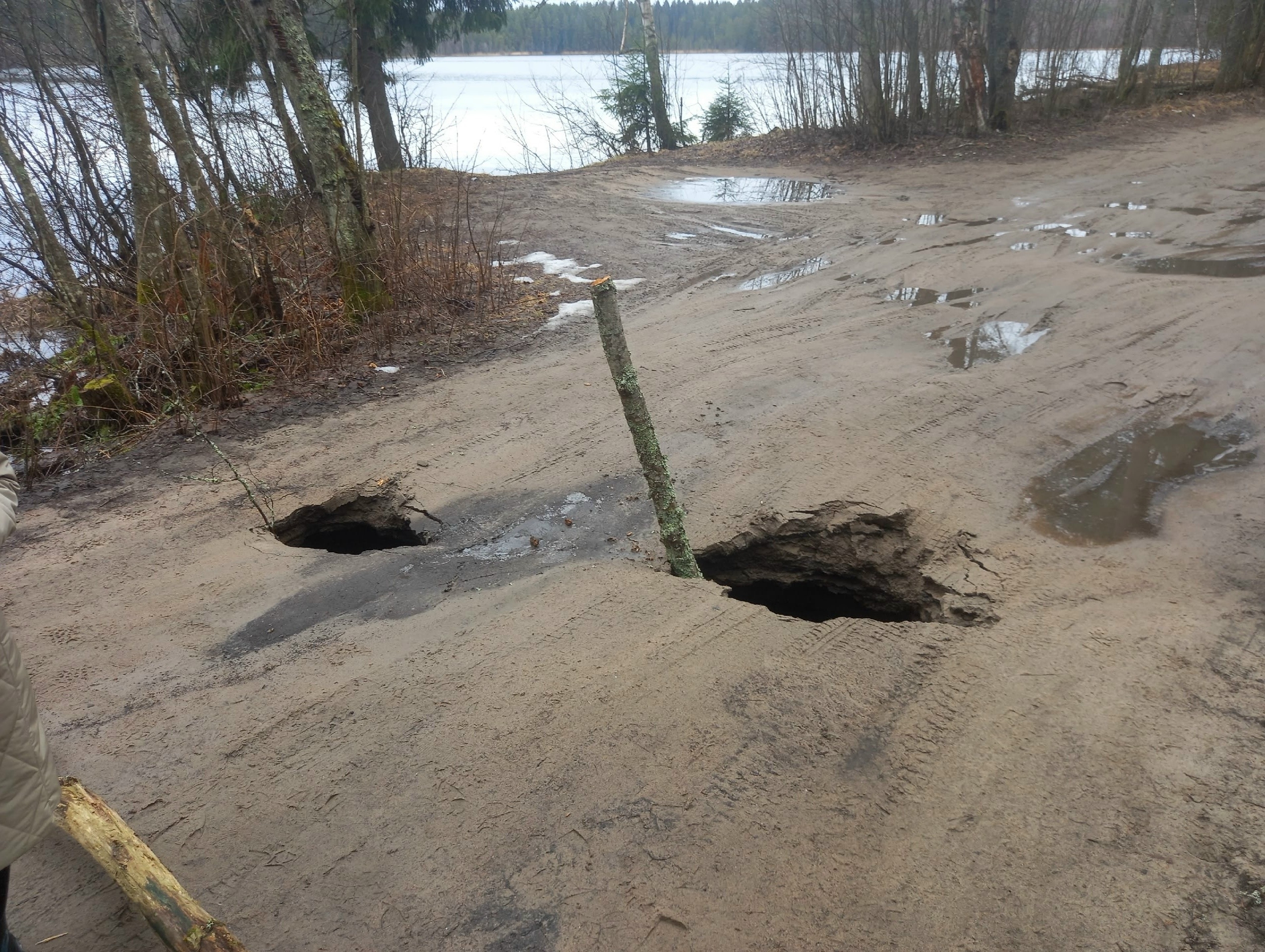 В Олонецком районе на дороге образовались опасные провалы