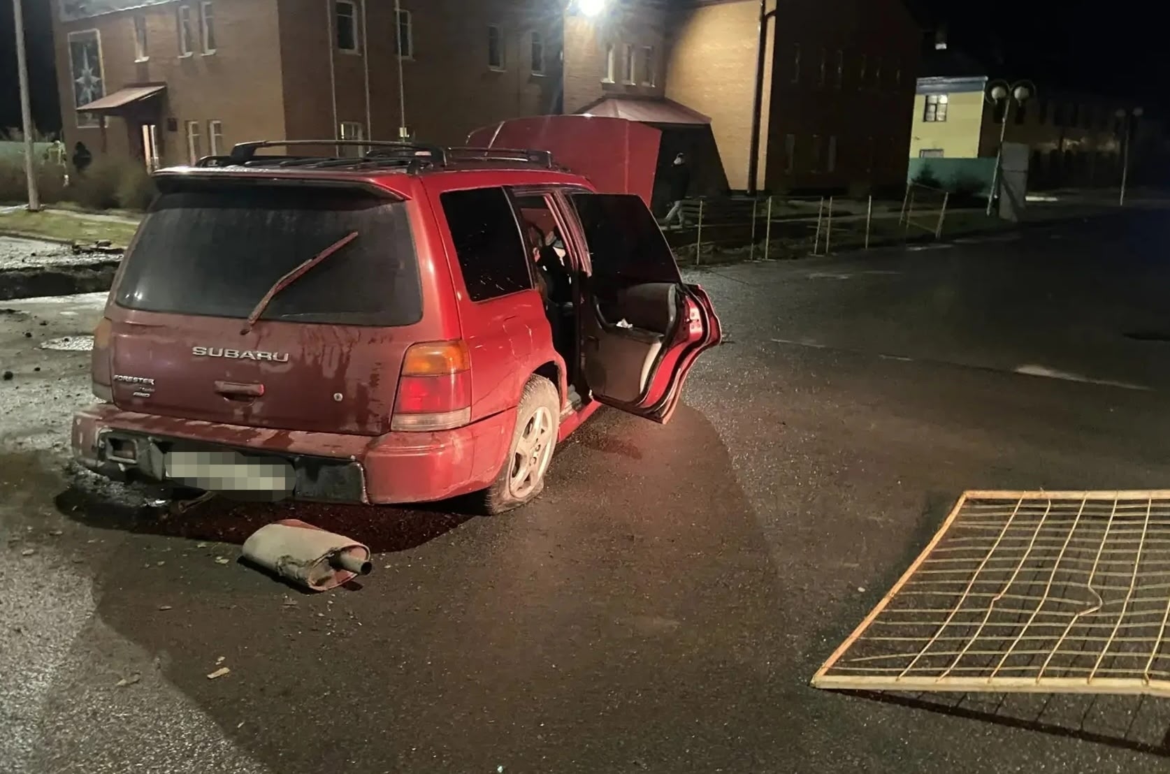 Две женщины пострадали во влетевшем в забор кроссовере в городе бумажников Карелии