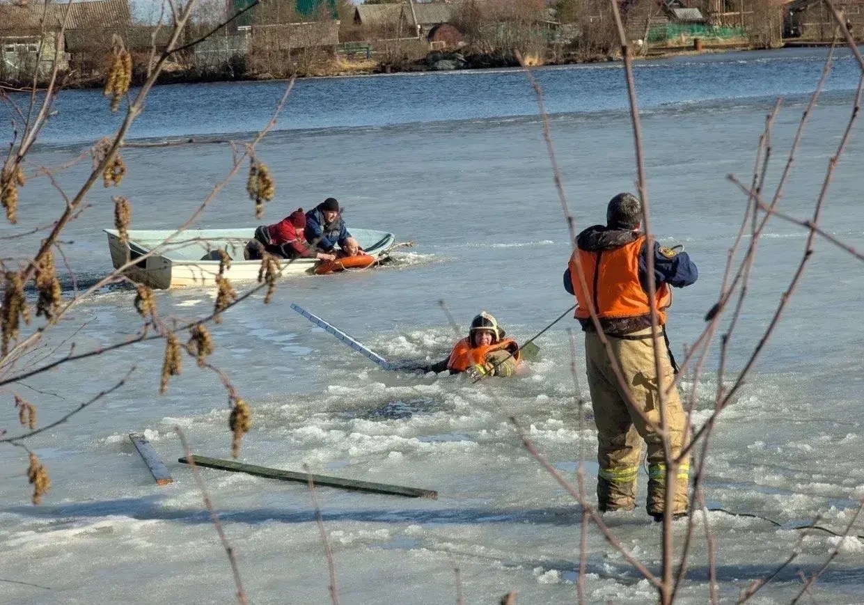 Рыбак провалился под лёд в Беломорском округе