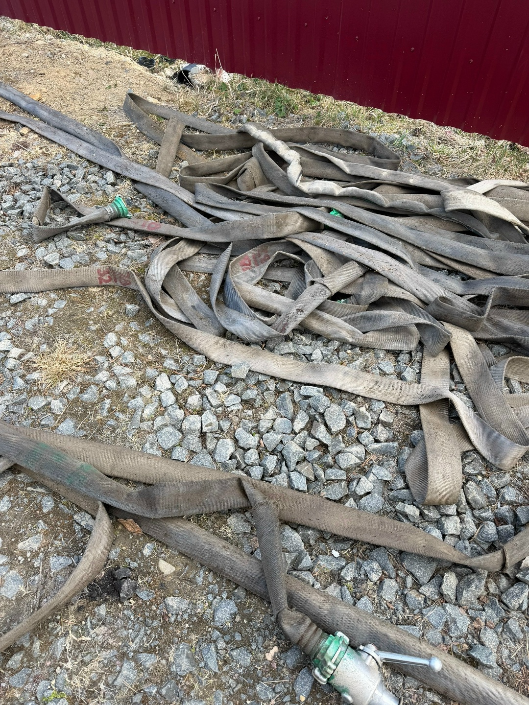 Жители Карелии заметили у огнеборцев сильно прохудившиеся пожарные рукава на месте крупного пожара в Орзеге