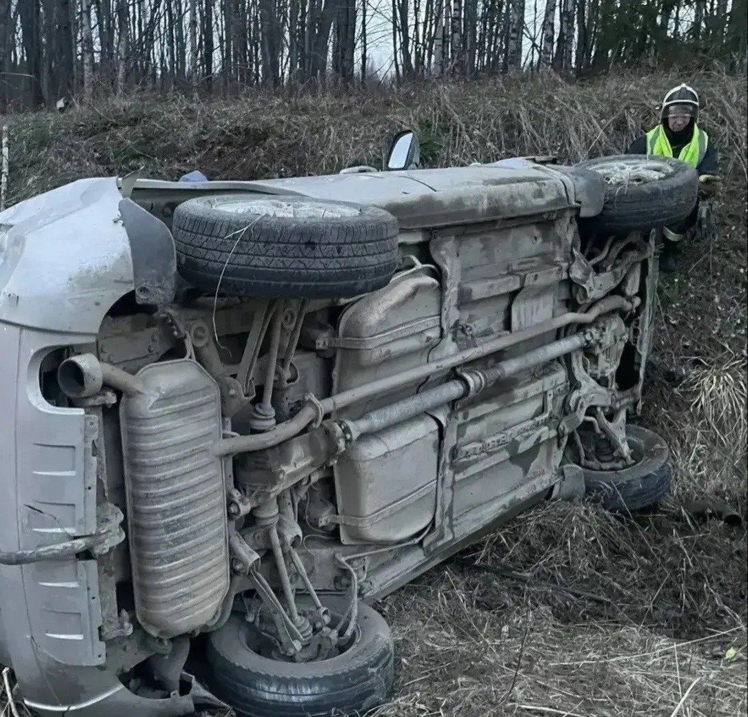 Водитель пострадал во время ДТП с перевертышем на трассе в Карелии