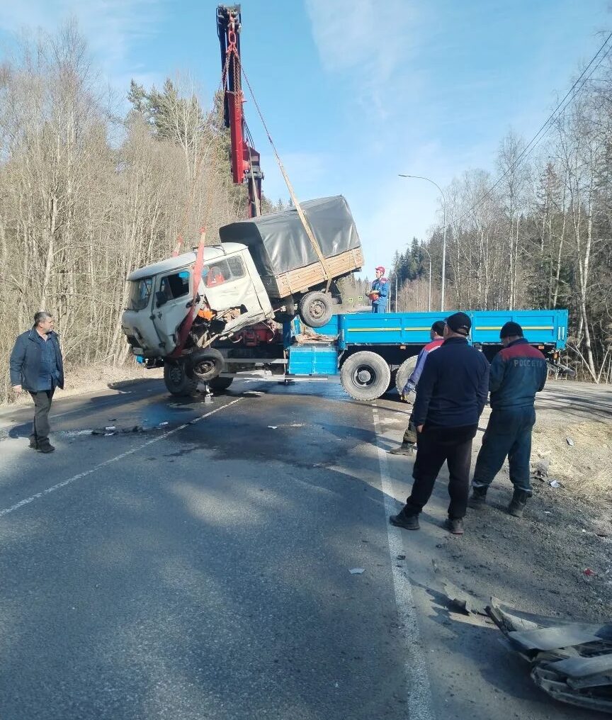 Две легковушки и УАЗ столкнулись на трассе в Карелии