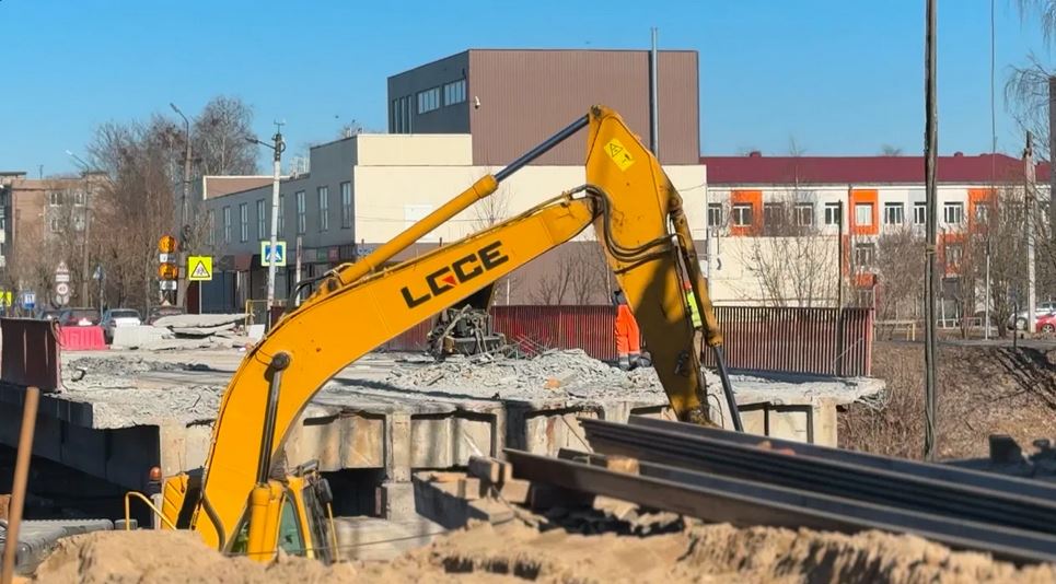 Строители приступили к возведению нового моста через реку Мегрега в Олонце