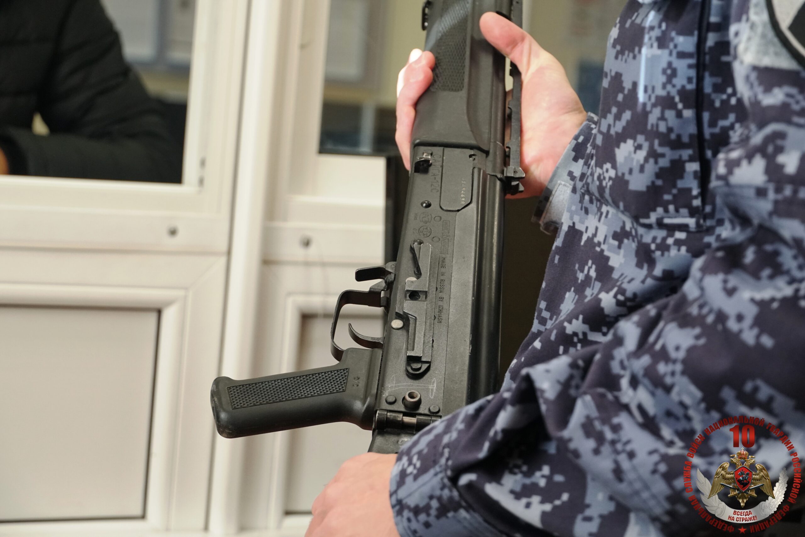 Мужчины добровольно сдали 5 единиц оружия росгвардейцам в Карелии