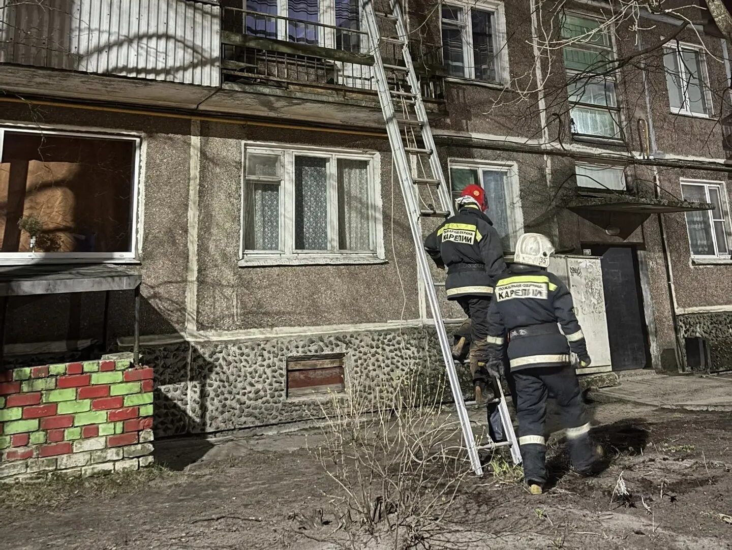 Пожарные спасли жительницу Карелии, которая оказалась в западне на балконе
