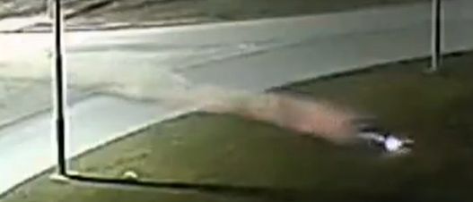 Оставляя дымный след и встав на дыбы, легковушка пролетела по газону на кольце в Петрозаводске