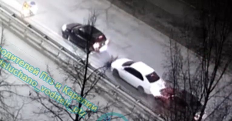 Три авто абсурдно столкнулись на оживлённой дороге Петрозаводска