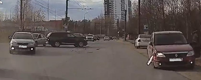 Две легковушки жестко сошлись на ровном месте в одном из районов Петрозаводска