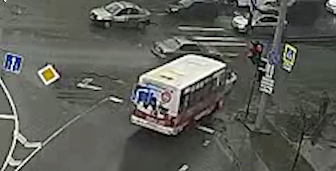 Пазик снёс остановившуюся легковушку в центре Петрозаводска