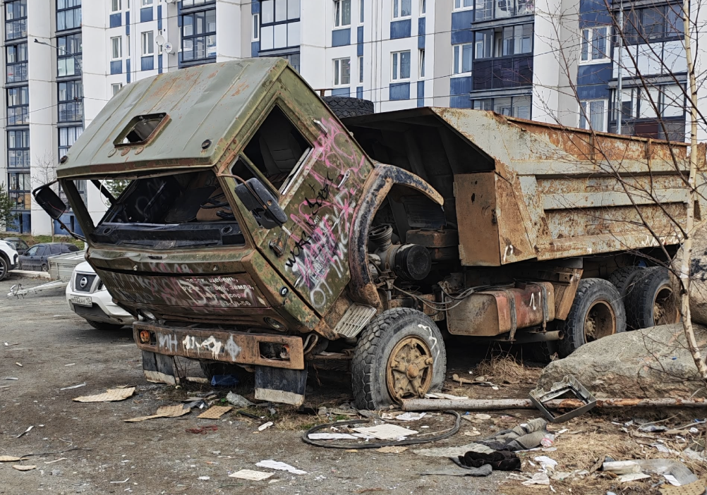В Петрозаводске заброшенный самосвал стал опасным местом для детских игр