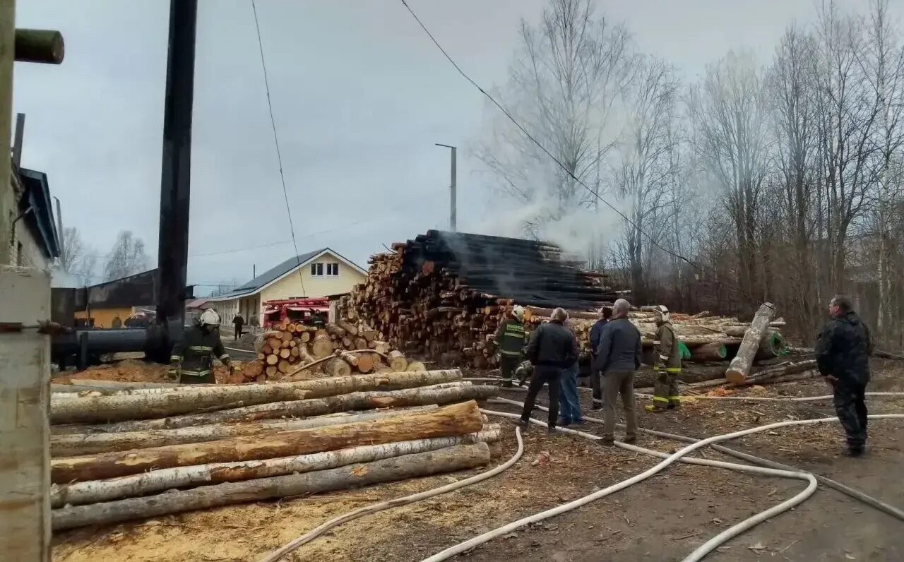 Брёвна загорелись рядом с котельной на севере Карелии - 10 пожарных боролись с огнем