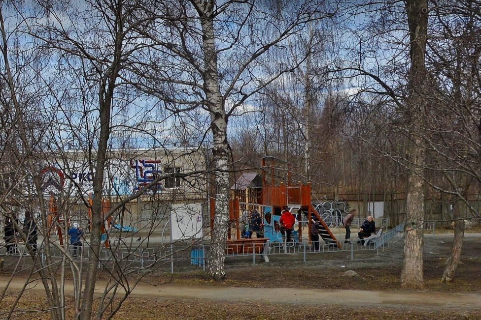 Девочку увезли с детской площадки на скорой в Петрозаводске