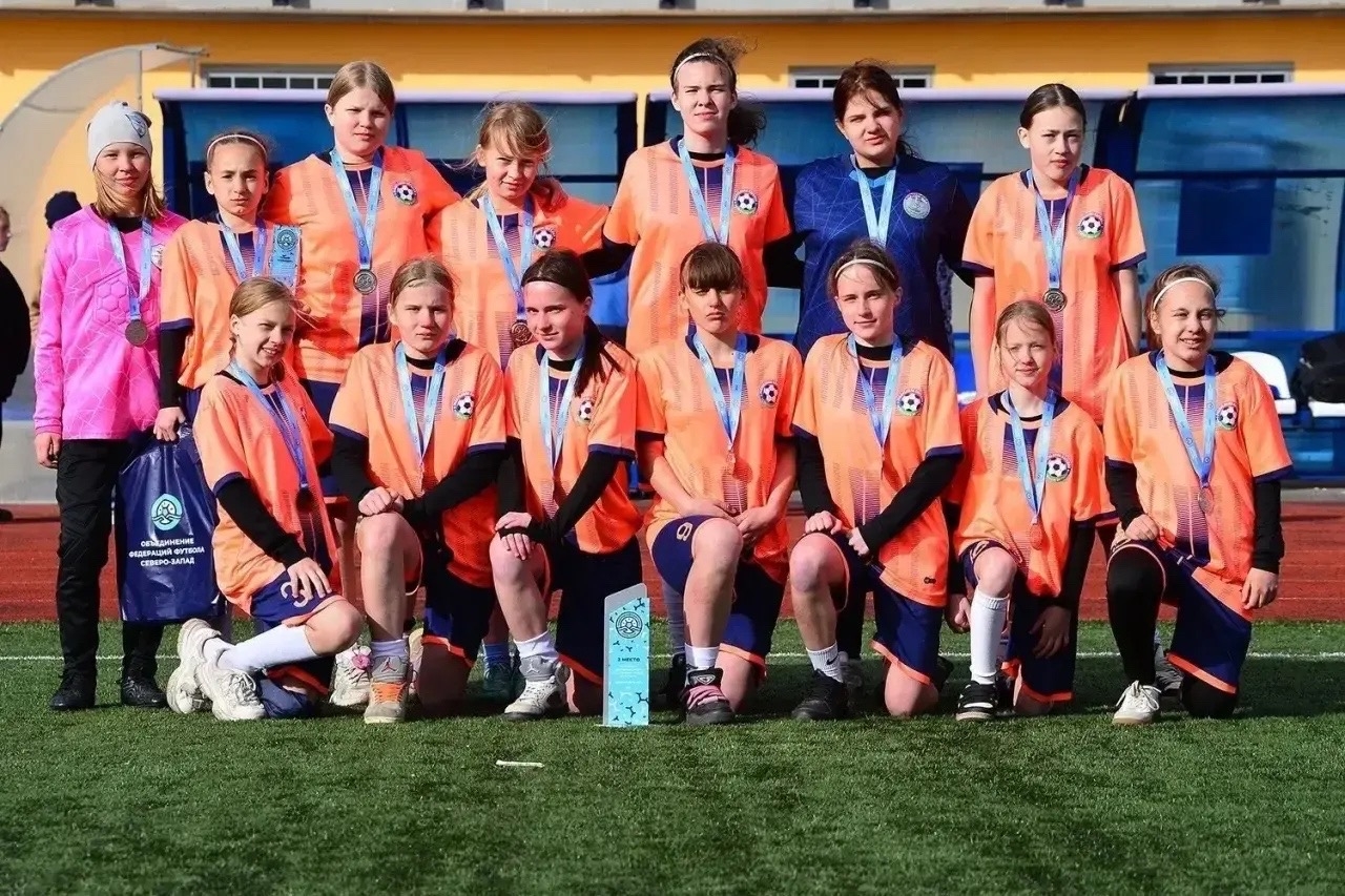 Спортсменки из Петрозаводска завоевали серебро на Первенстве СЗФО по футболу