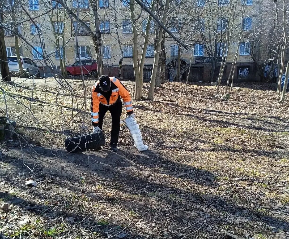 Сквер Рихарда Зорге и Максимовой убрали от мусора в Петрозаводске