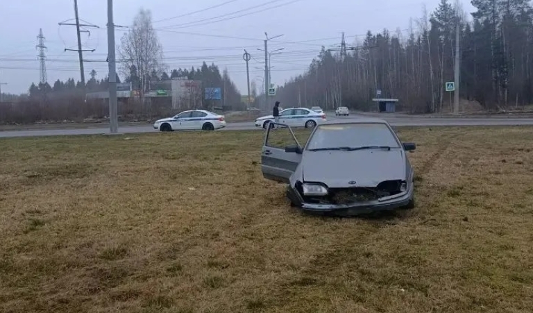 С сокрушительным букетом нарушений пьяный водитель направил легковушку в полет на кольце в Петрозаводске