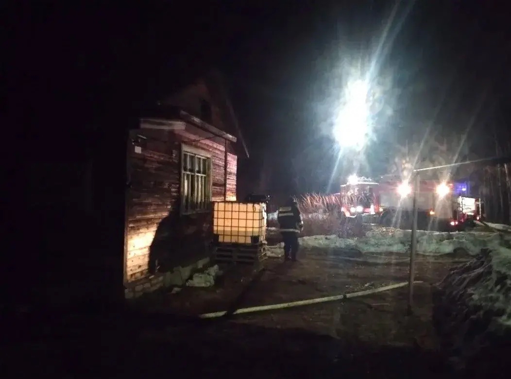 Жилой дом загорелся ночью на севере Карелии