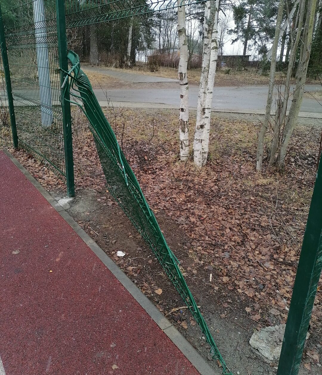 Спортплощадка угрожает проткнуть сломанными прутьями в одном из районов Петрозаводска
