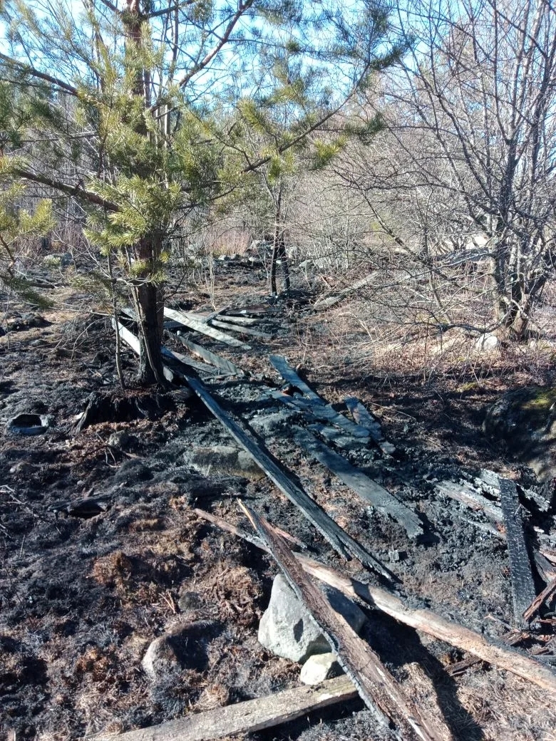 Мусор загорелся на площади нескольких сотен квадратных метров в одном из поселков Суоярвского округа