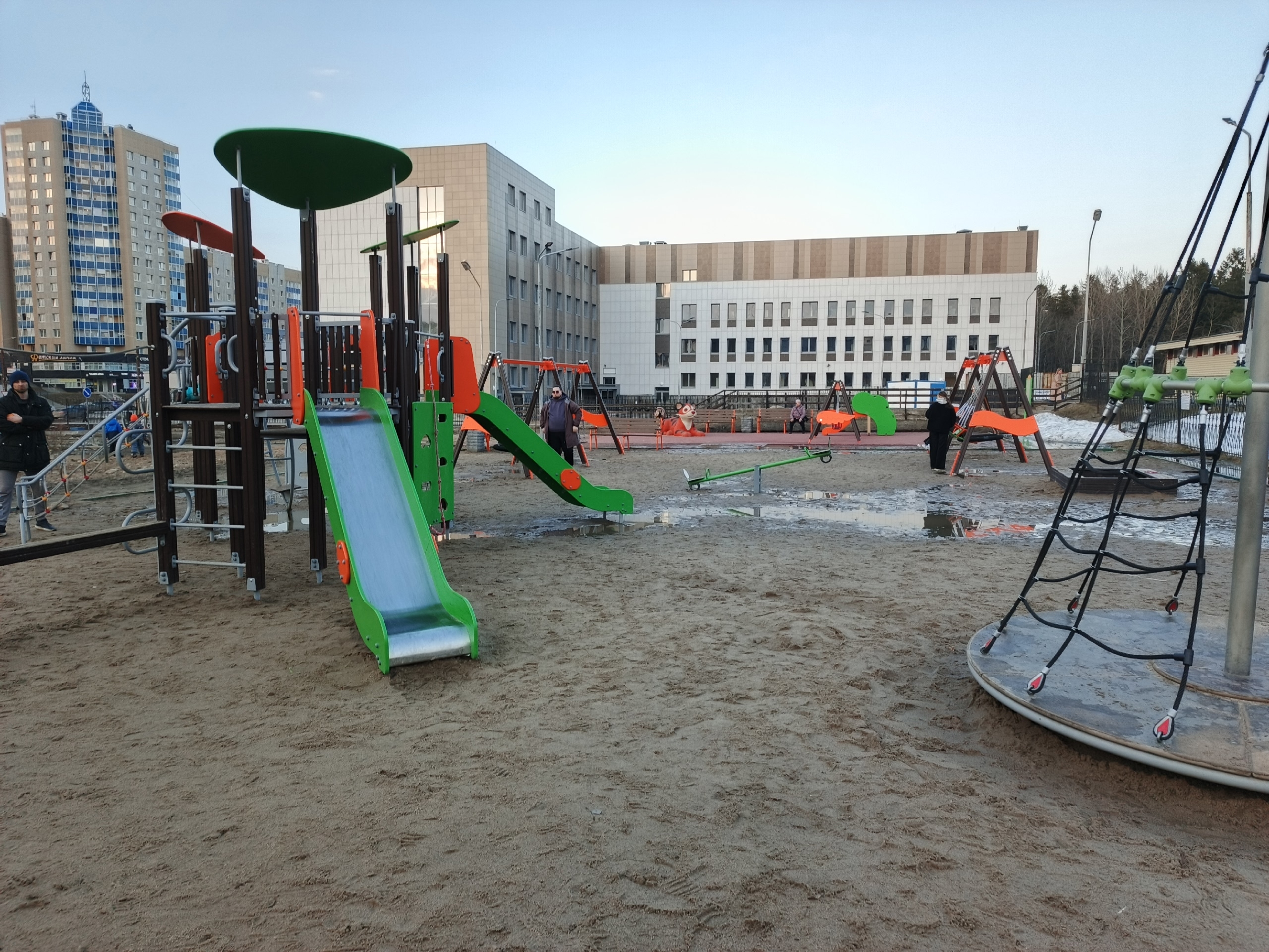 В Петрозаводске построили детскую площадку, а покрытие забыли сделать