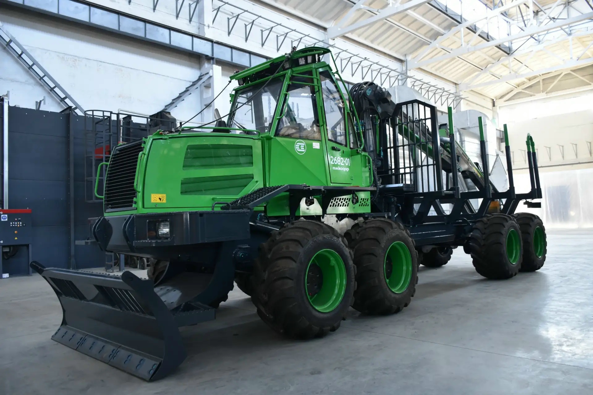 Карельские лесопромышленники получили новый форвардер местного производства