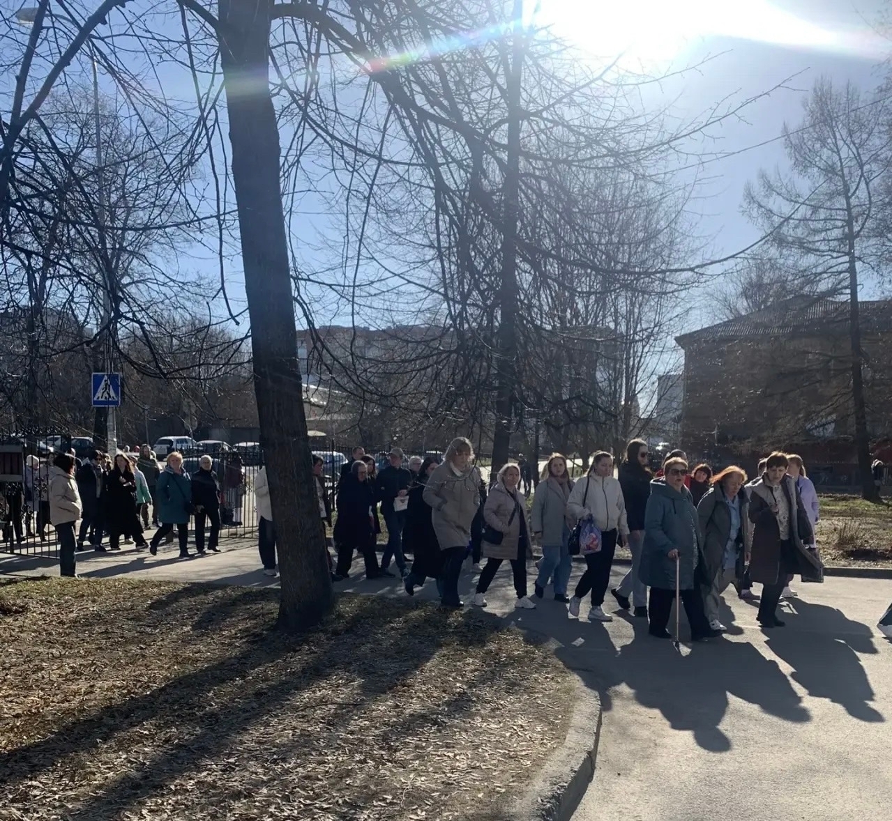 В Петрозаводске пациенты и врачи массово вышли из поликлиники на улицу во время учебной эвакуации