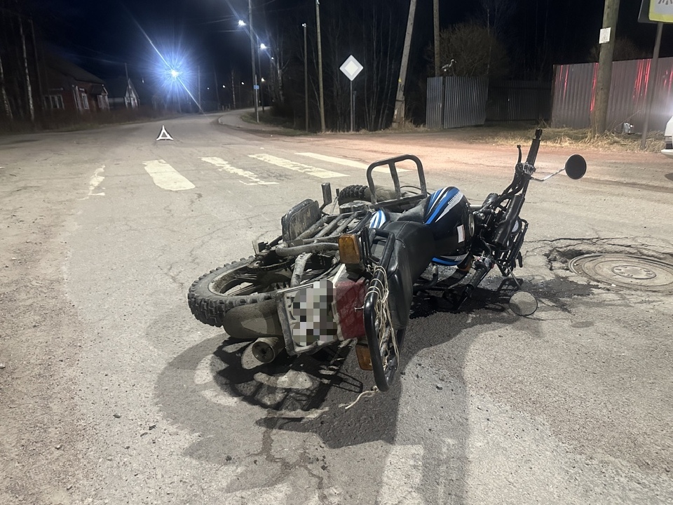 Мотоциклист опрокинулся на дороге в поселке на севере Карелии