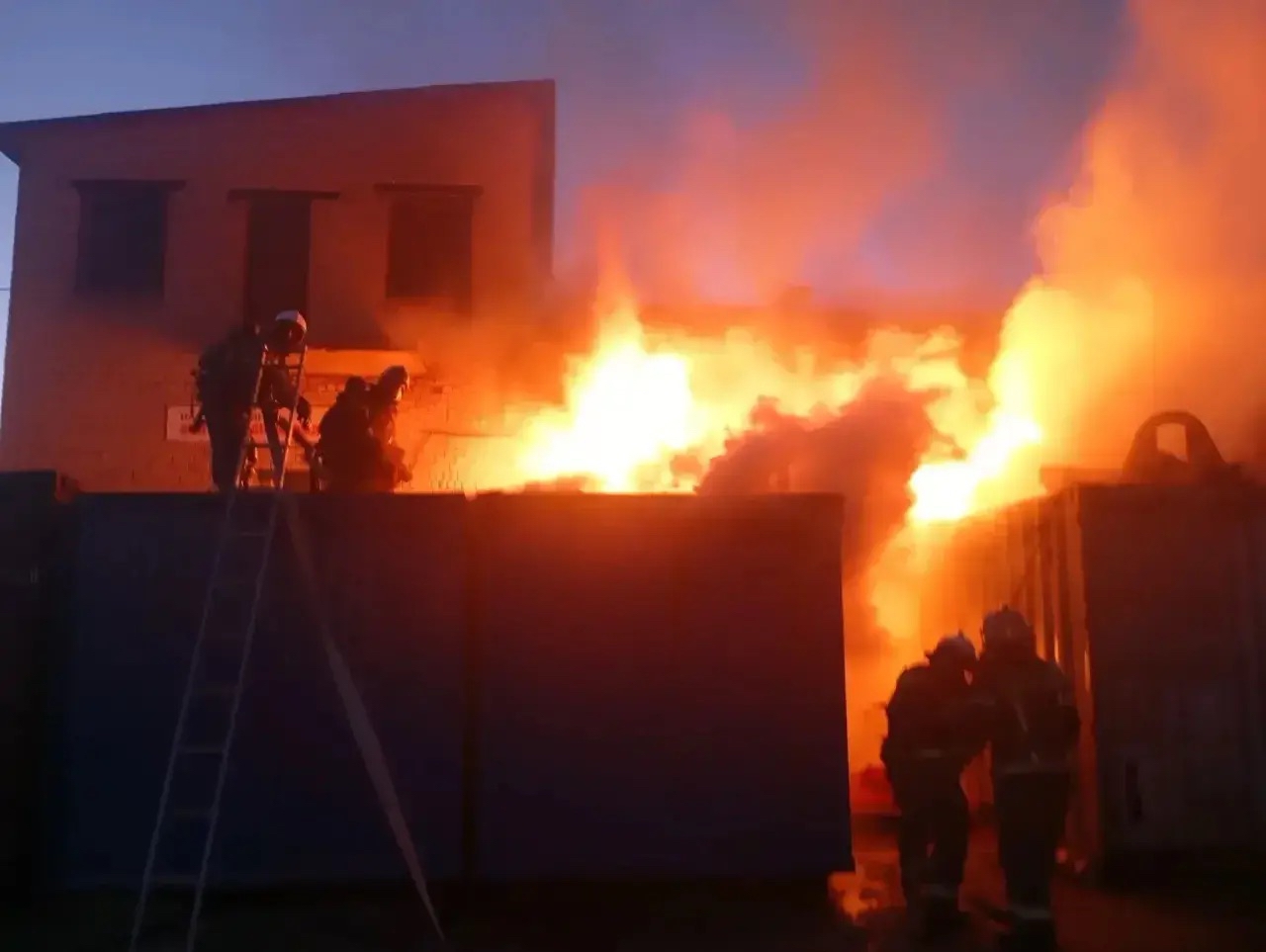 Огонь с полыхающей бытовки перешёл на гаражи: в Пудоже ночью тушили пожар
