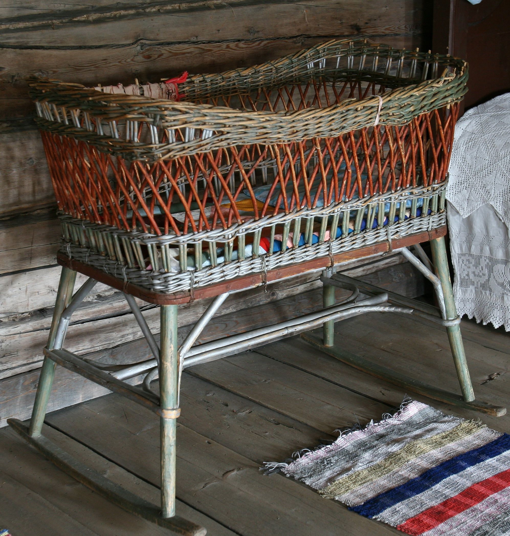 Незрячий мастер из Карелии сплел люльку, которая стала экспонатом музея